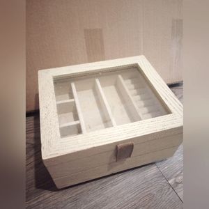 Jewelry box